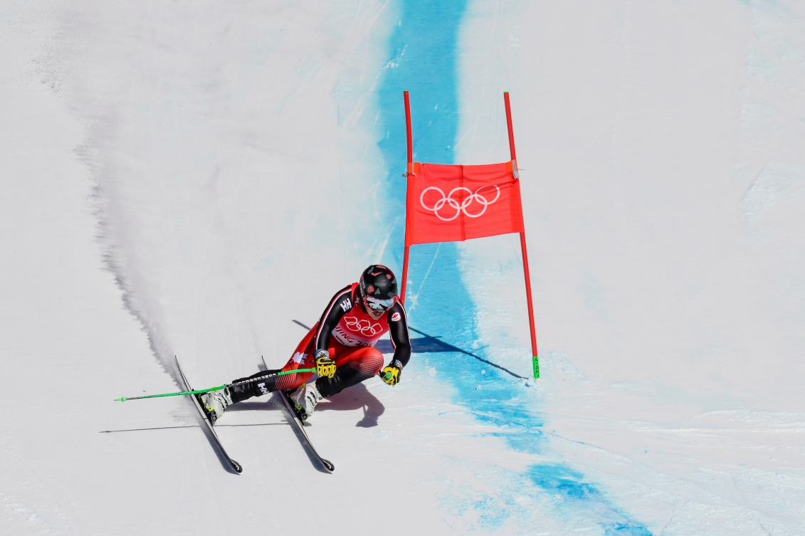 Le skieur alpin canadien Jack Crawford passe près d'une porte au super-G masculin de Beijing 2022.