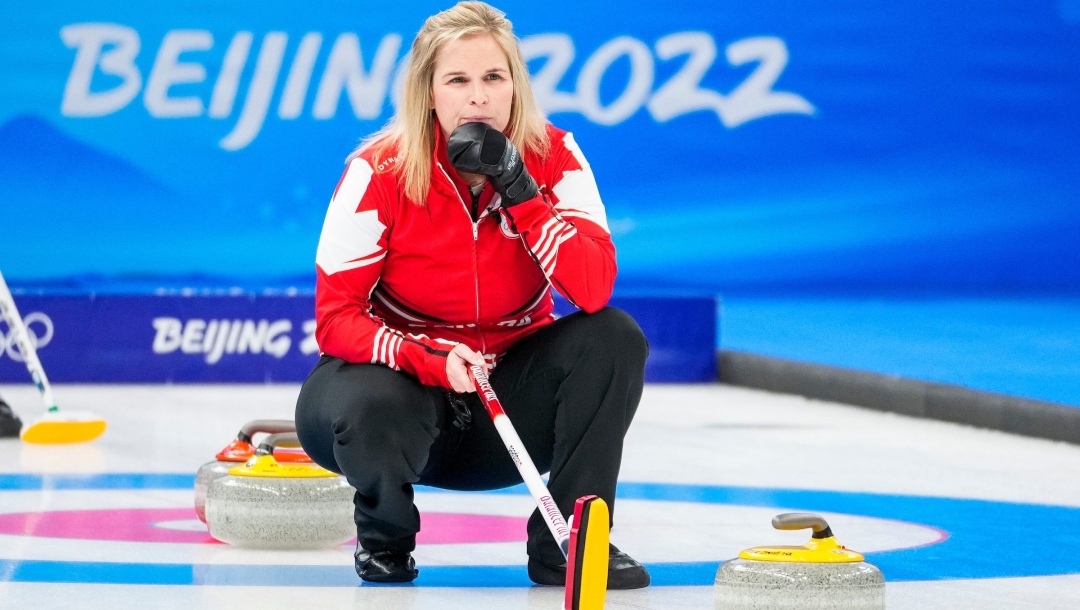 Jennifer Jones est accroupie sur la glace, la main gauche au menton, l'air pensive, lors du match de curling féminin contre la Corée à Beijing 2022.