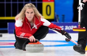 Jennifer Jones lance une pierre sur la glace lors du match contre le Comité Olympique Russe à Beijing 2022