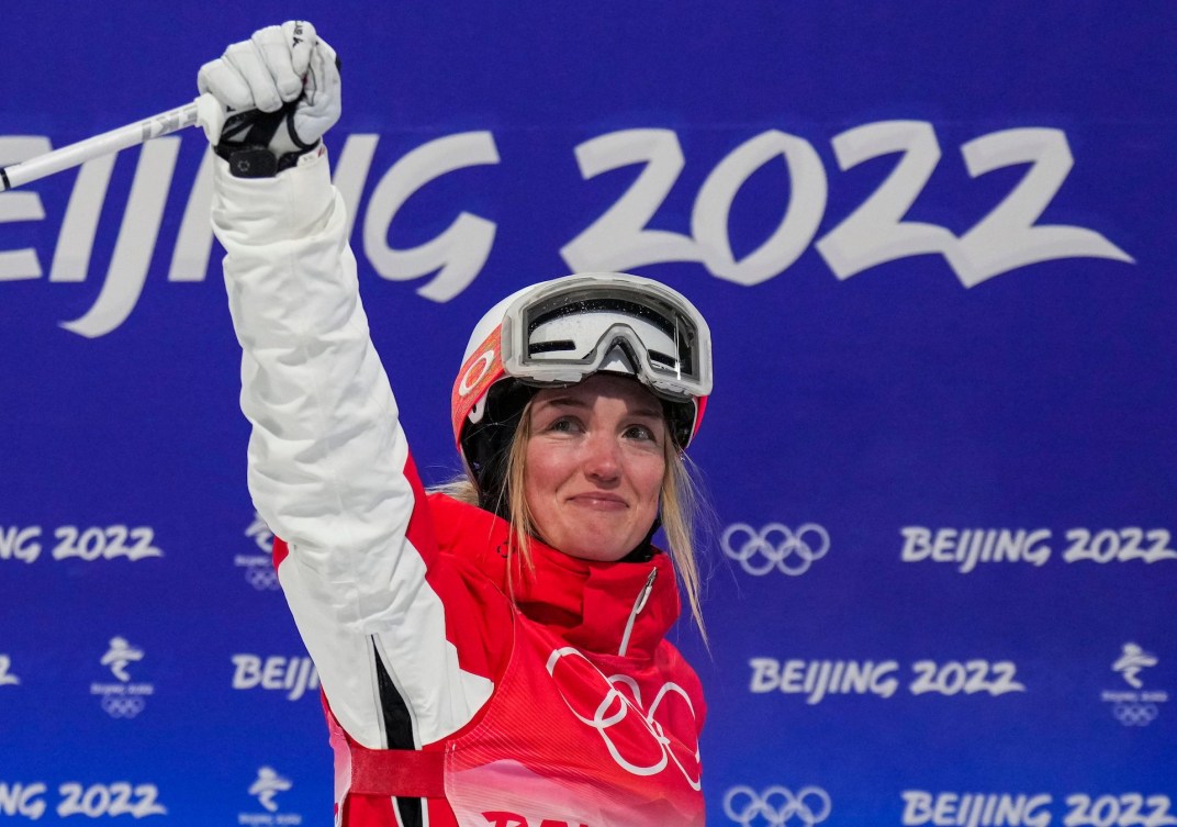 Justine Dufour-Lapointe lève le bras dans les airs.