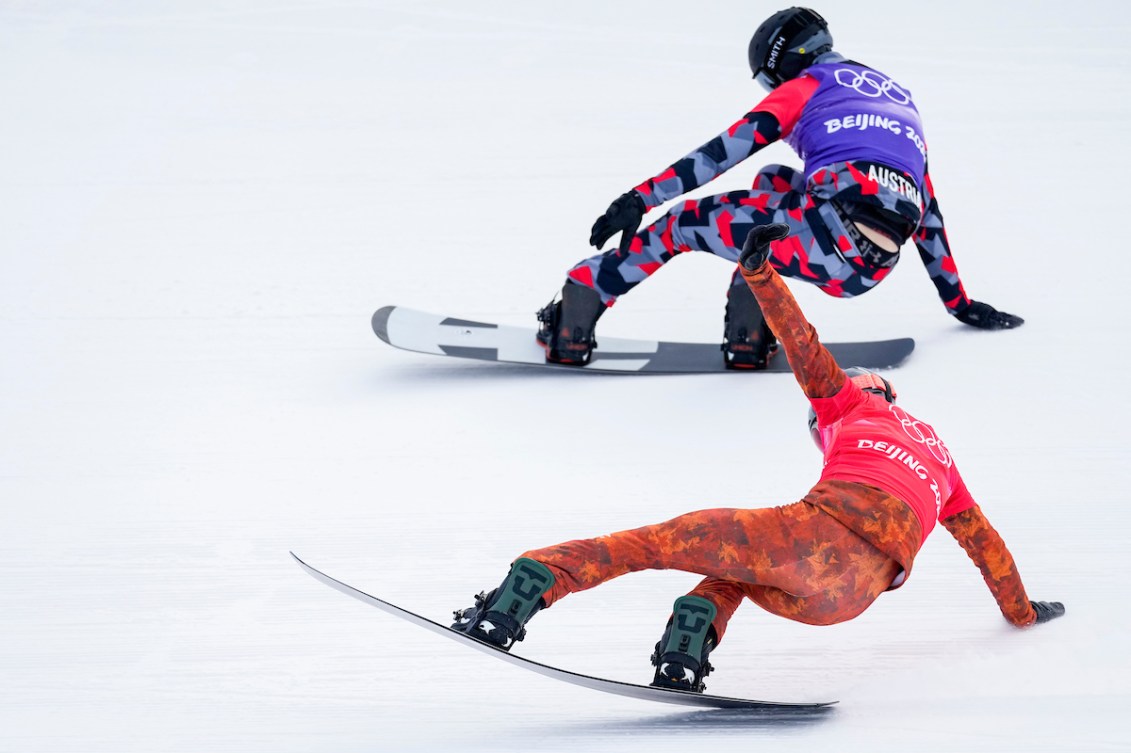 Eliot Grondin en finale snowboard cross sur les pistes de Beijing 2022