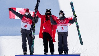 Les skieuses acrobatiques d'Équipe Canada sur le podium de l'épreuve féminine de demi-lune en ski acrobatique à Beijing 2022.