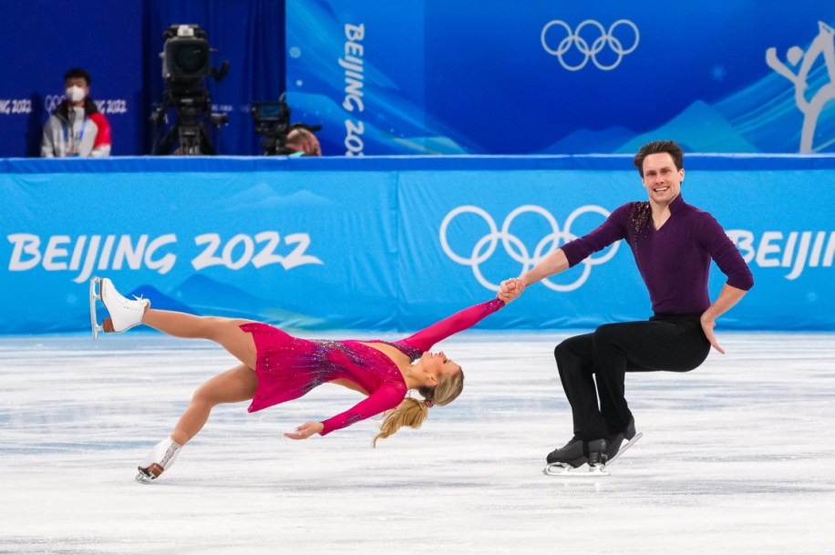 Kirsten Moore-Towers et Michael Marinaro sur la glace.
