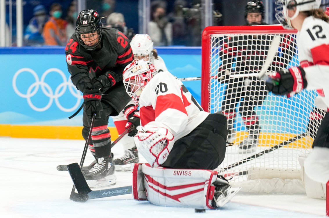 Nathalie Spooner (24) d'Équipe Canada tire sur la gardienne de but Andrea Braendli (20) de l'équipe Suisse lors de la ronde préliminaire du tournoi de hockey féminin des Jeux olympiques d'hiver de Beijing 2022, le jeudi 3 février 2022.
