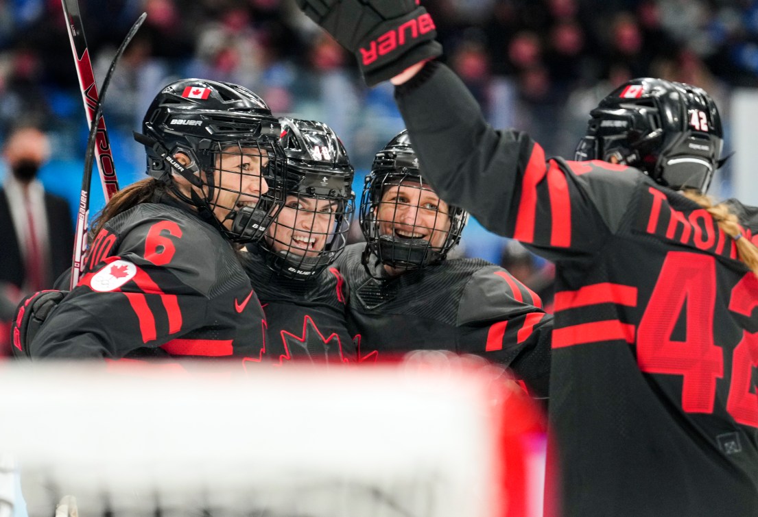 Rebecca Johnston (6) d'Équipe Canada célèbre un but avec ses coéquipières Blayre Trunbull (40) et Claire Thompson (42) contre la Suisse lors de la ronde préliminaire du tournoi de hockey féminin des Jeux olympiques d'hiver de Beijing 2022, le jeudi 3 février 2022