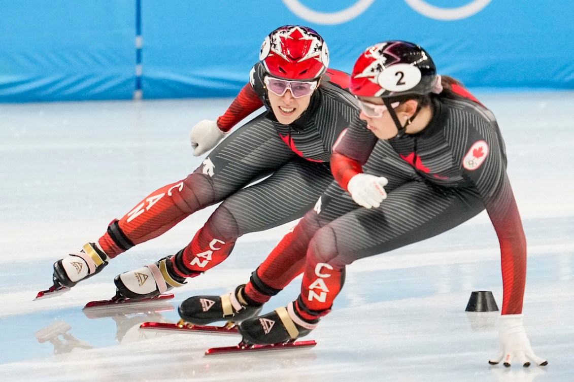 La patineuse de courte piste d'Équipe Canada Kim Boutin devance sa coéquipière Florence Brunelle pour qu'elle se passe le relais au relais par équipes mixte à Beijing 2022.
