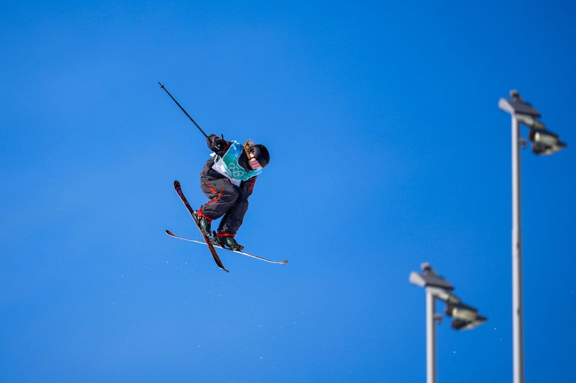 Megan Oldham en plein saut dans les airs au big air du ski acrobatique de Beijing 2022