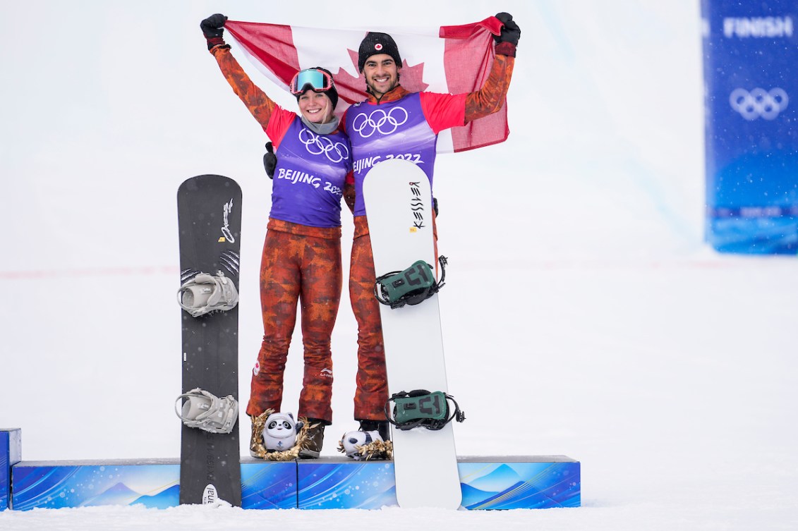 Eliot Grondin et Meryeta O'Dine célèbrent leur médaille de bronze sur le podium.