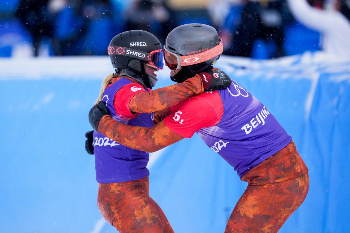 Eliot Grondin et Meryeta O'Dine célèbrent leur médaille de bronze sur le podium.