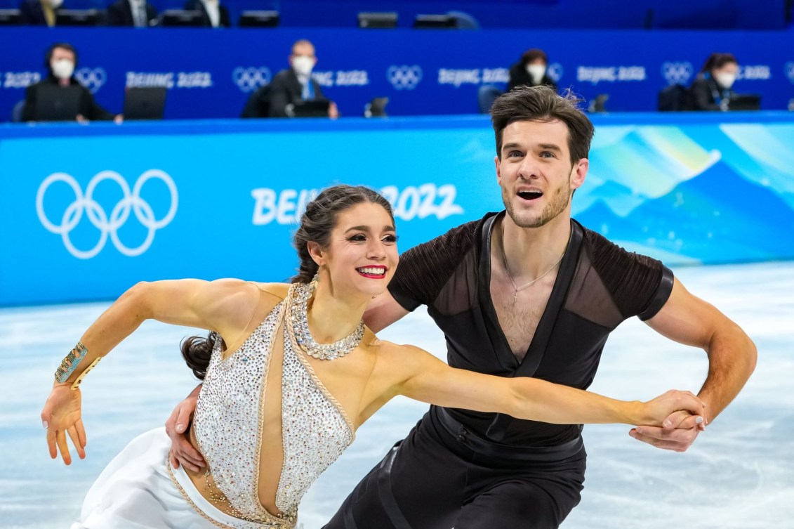 Nikolaj Soerensen tient la main gauche de Laurence Fournier Beaudry et la hanche droite de celle-ci, à Beijing 2022.