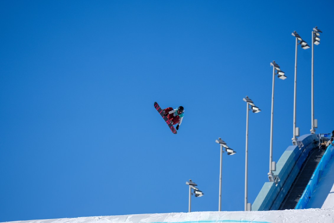 La planchiste d'Équipe Canada Laurie Blouin prend sa planche en faisant une manoeuvre à l'épreuve de big air en snowboard féminin à Beijing 2022.