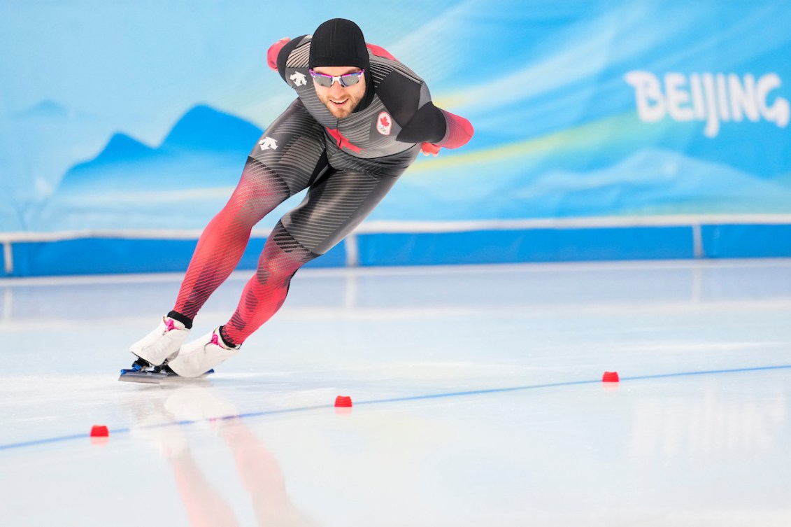 Laurent Dubreuil amorce un virage pendant l'épreuve du 1000 mètres en patinage de vitesse sur longue piste à Beijing 2022.