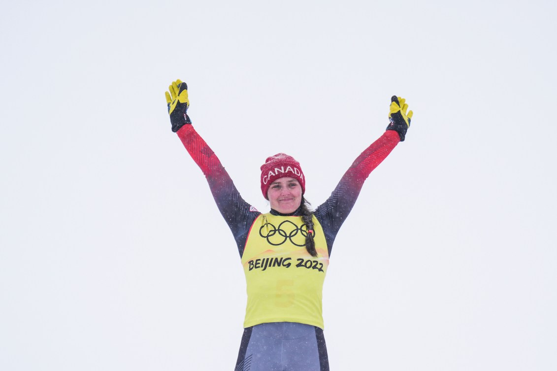 Marielle Thompson lève les bras au ciel.