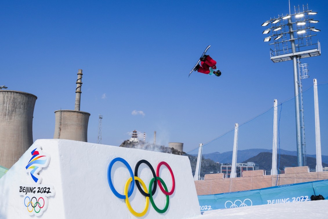 Max Parrot tient sa planche lors d'une figure lors de la finale du big air en snowboard à Beijing 2022