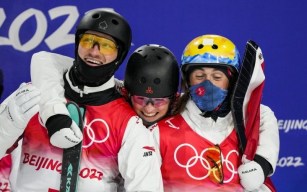 Marion Thénault, Miha Fontain et Lewis Irving célébrant après leur médaille de bronze