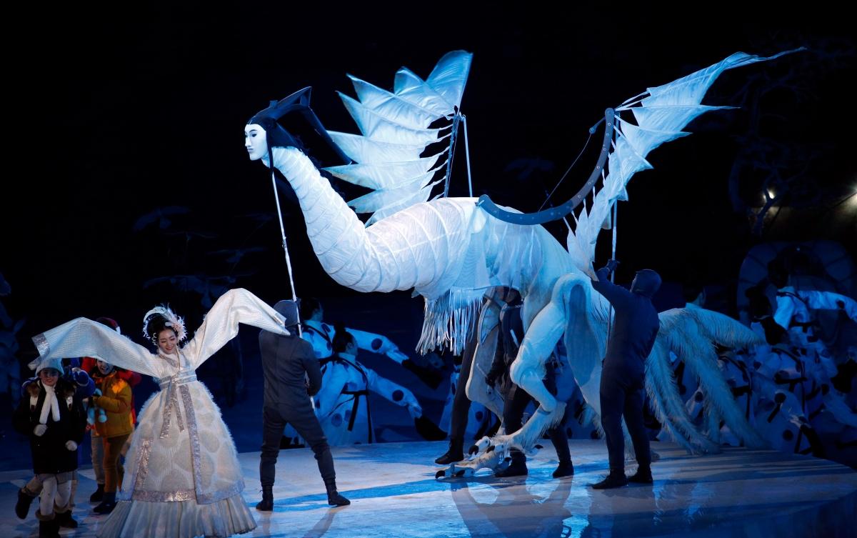 Des danseurs performent pendant la cérémonie d'ouverture des Jeux olympiques d'hiver de 2018 à PyeongChang.