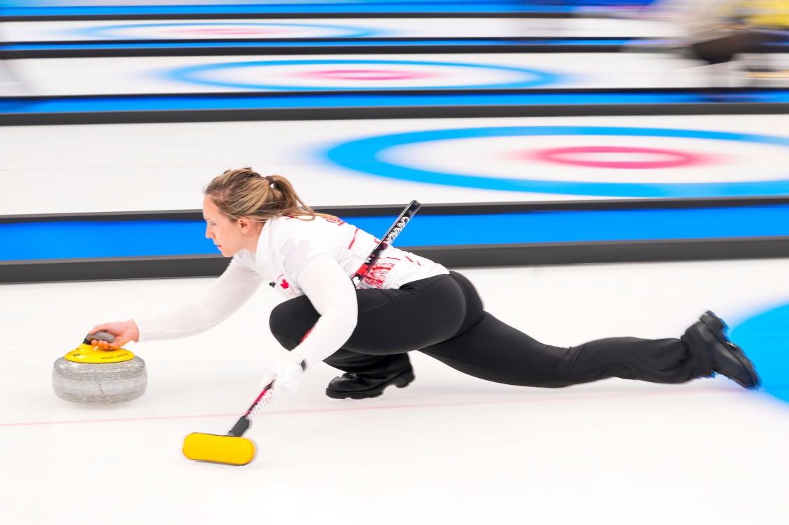 L'athlète de curling Rachel Homan d'Équipe Canada lance une pierre durant la ronde préliminaire du tournoi de double mixte aux Jeux olympiques d'hiver de Beijing 2022, le 3 février 2022.