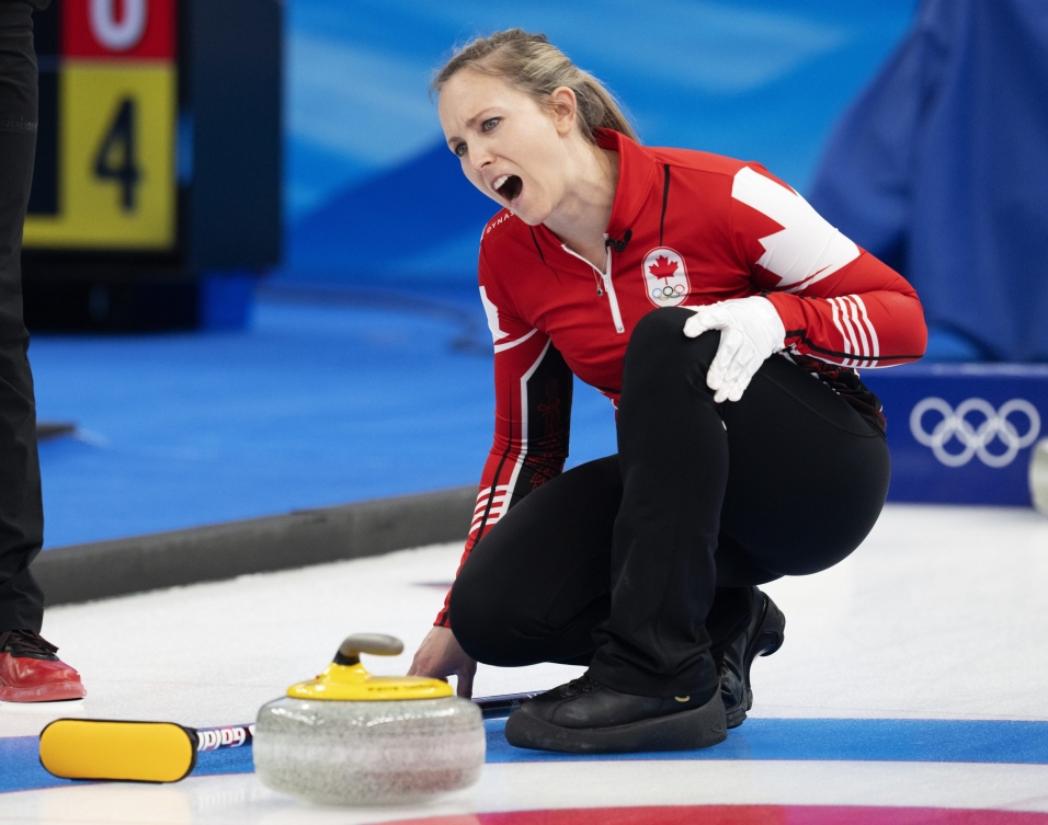 La joueuse canadienne de curling Rachel Homan crie ses directives à son coéquipier lors d'un match de curling double mixte à Beijing 2022.