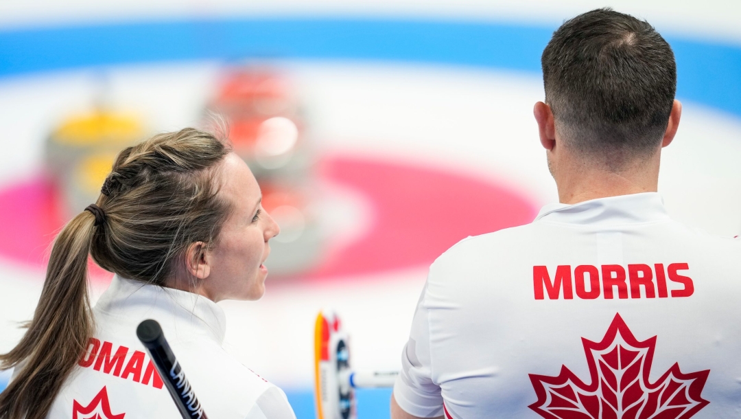 Vue de dos des olympiens canadiens Rachel Homan et John Morris pendant le tournoi de curling double mixte des Jeux olympiques d'hiver de Beijeing 2022