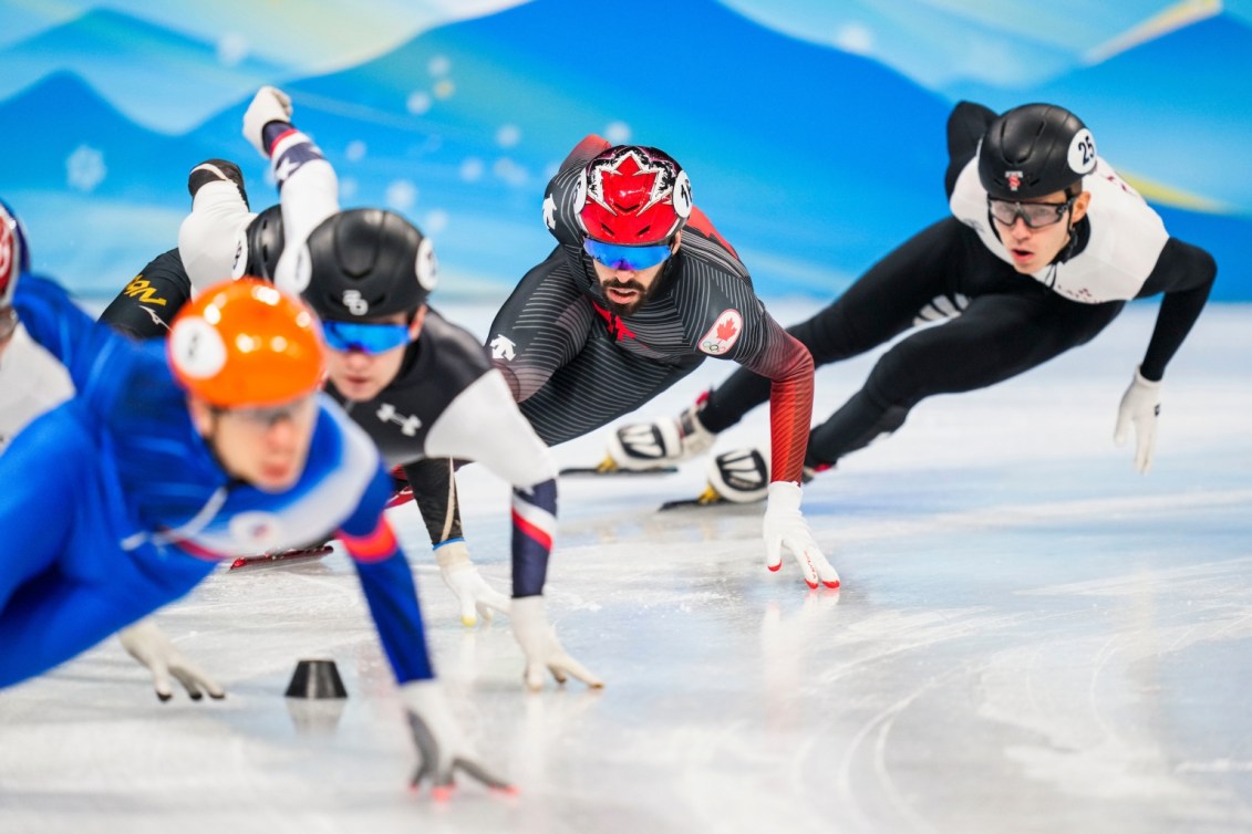 Steven Dubois amorce un virage à l'épreuve du 1500 mètres masculin à Beijing 2022