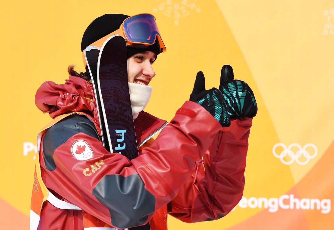 Teal Harle célèbre la réception de ses résultats en ski acrobatique avec les deux pouces en l'air