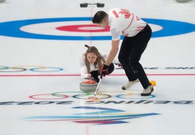 Les curleurs canadiens Rachel Homan et John Morris s'entraînent sur la glace au Cube de glace de Beijing.
