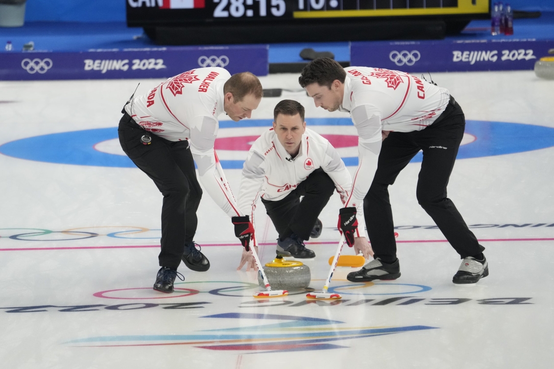 Brad Gushue lance une pierre. 