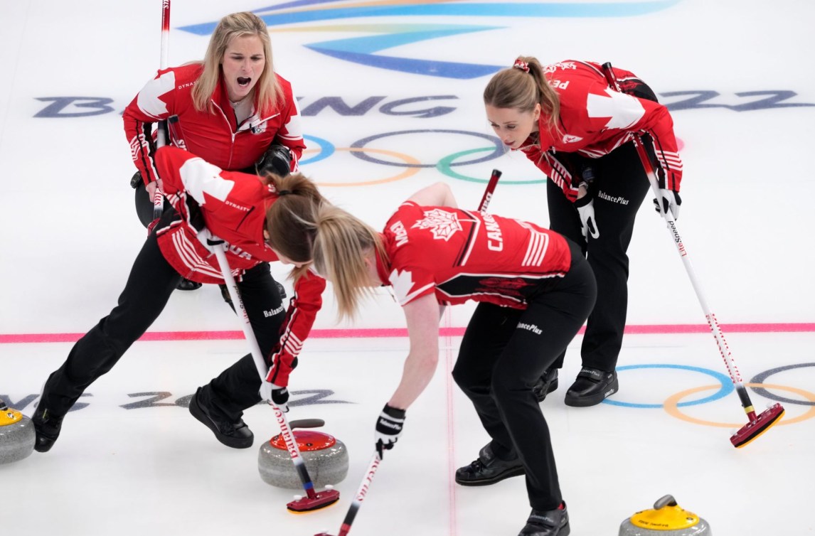 La capitaine d'Équipe Canada Jennifer Jones, au haut à gauche, et la deuxième, Jocelyn Peterman, à droite, dirigent le brossage de la troisième Kaitlyn Lawes et de la première Dawn McEwen dans le match contre le ROC aux Jeux olympiques d'hiver à Beijing 2022.