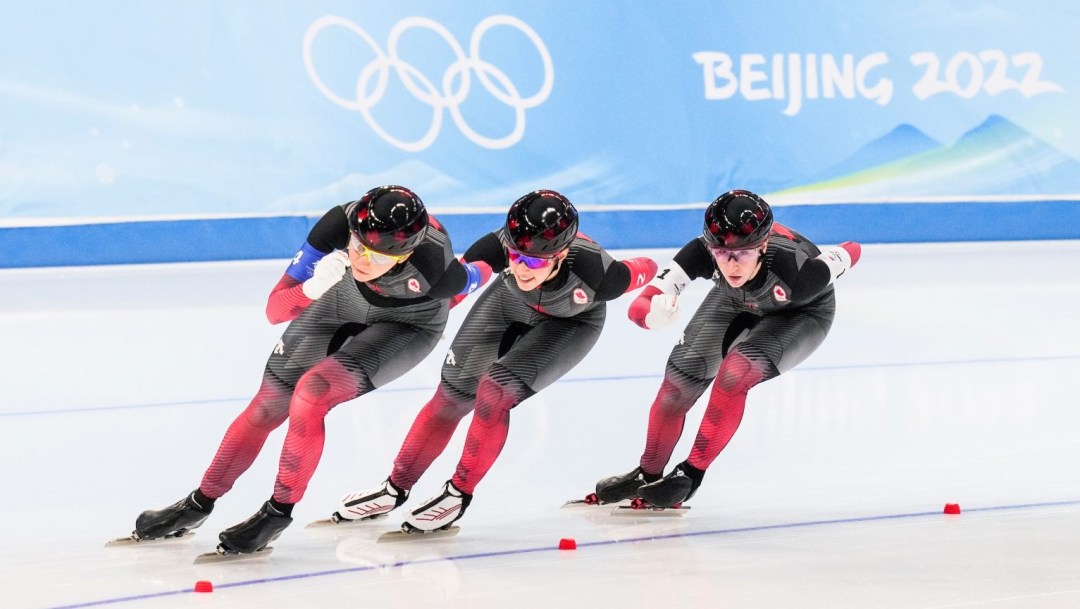 Ivanie Blondin, Valérie Maltais et Isabelle Weidemann se chevauchent sur la glace lors de la poursuite par équipes féminine au patinage de vitesse sur longue piste à Beijing 2022