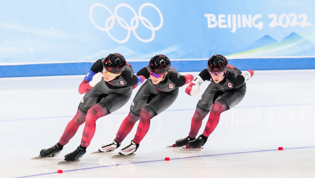 Ivanie Blondin, Valérie Maltais et Isabelle Weidemann se chevauchent sur la glace lors de la poursuite par équipes féminine au patinage de vitesse sur longue piste à Beijing 2022