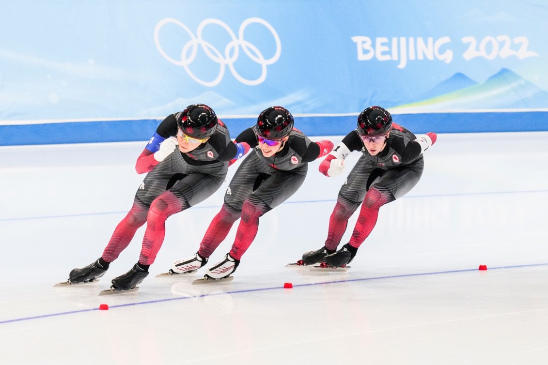 Ivanie Blondin, Valérie Maltais et Isabelle Weidemann se chevauchent sur la glace lors de la poursuite par équipes féminine au patinage de vitesse sur longue piste à Beijing 2022