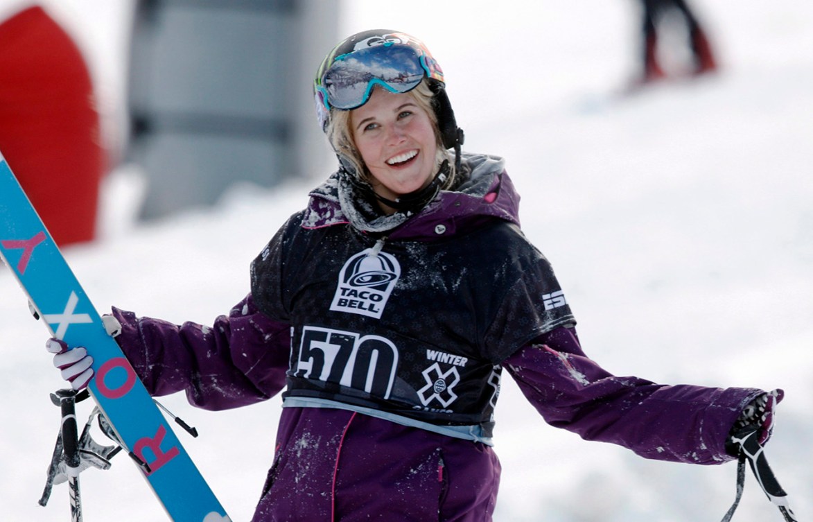 Sarah Burke sourit après un résultat en ski acrobatique. 
