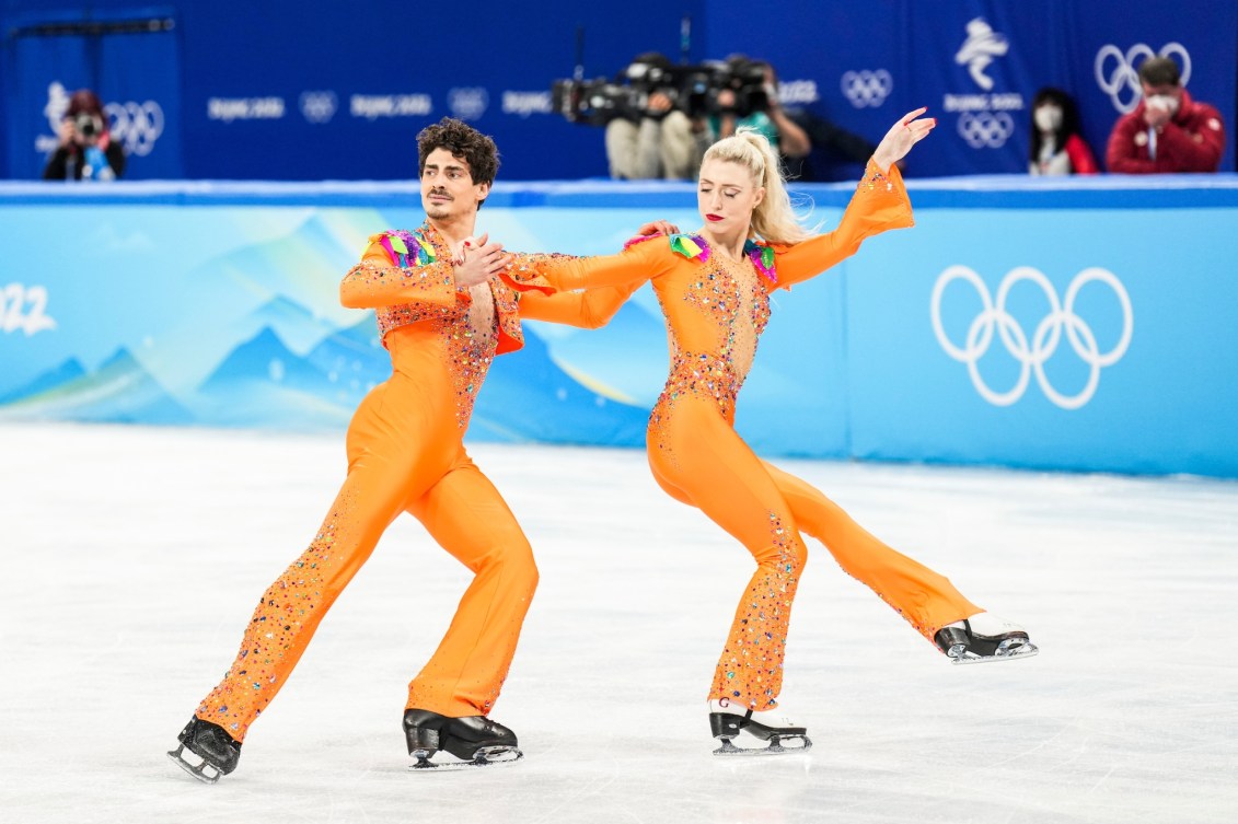 Piper Gilles et Paul Poirier pendant leur danse rythmique à Beijing 2022