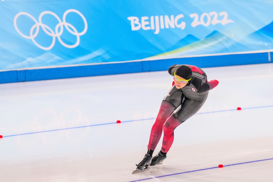 Isabelle Weidemann patine dans une courbe aux Jeux de Beijing