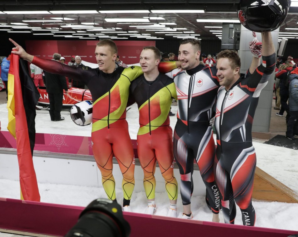 Alex Kopacs et Justin Kripps célèbrent leur médaille d'or en bobsleigh à 2, aux côtés de l'Allemagne à PyeongChang 2018.