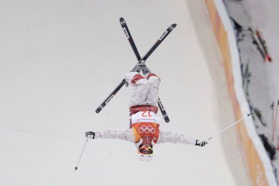 Une skieuse acrobatique en plein saut
