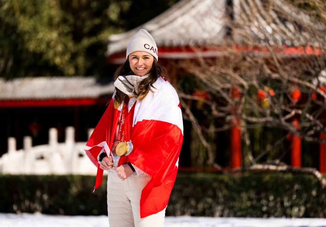Isabelle Weidemann comme porte-drapeau de la cérémoniee de clôture de Beijing 2022.