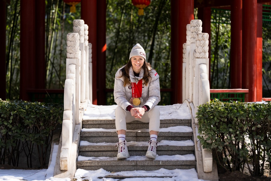 Isabelle Weidemann comme porte-drapeau de la cérémoniee de clôture de Beijing 2022.