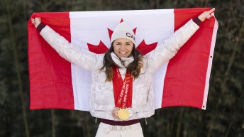 Isabelle Weidemann comme porte-drapeau de la cérémoniee de clôture de Beijing 2022.