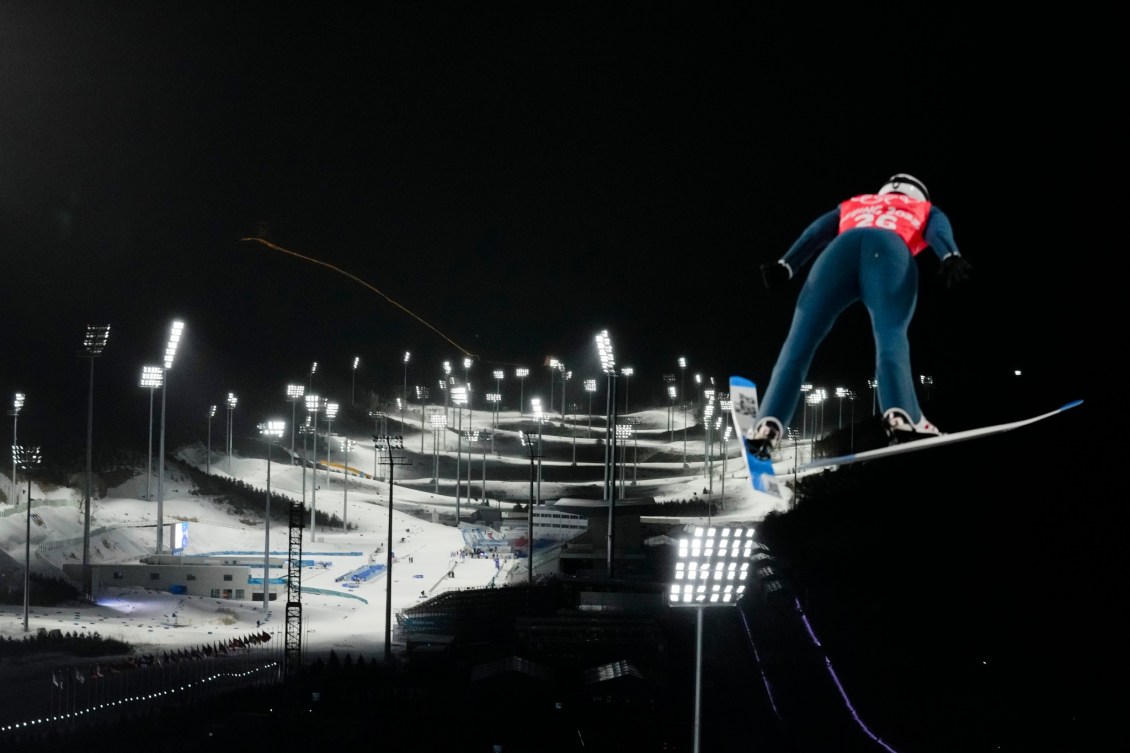 Mackenzie Boyd-Clowes en plein saut, de dos