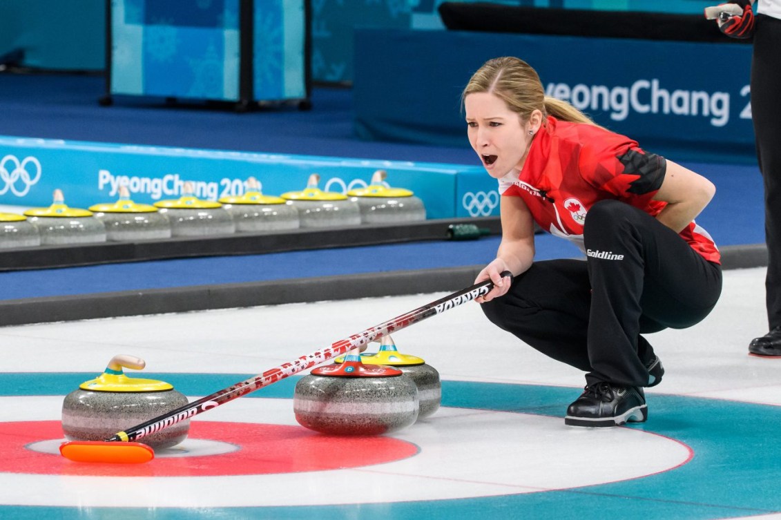 Kaitlyn Lawes sur la surface de curling crie ses indications.