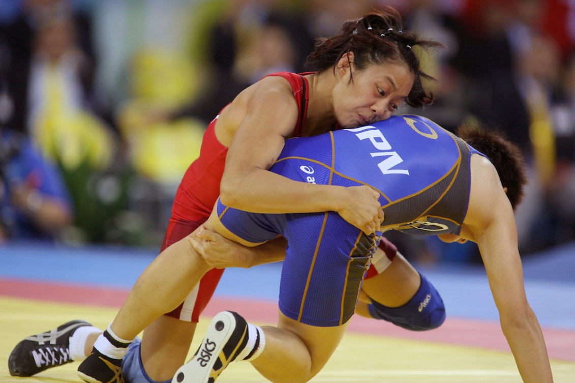 Carol Huynh se bat contre son opposante japonaise, Chiharu Icho, lors du match de lutte féminine pour la médaille d'or de Beijing 2008.