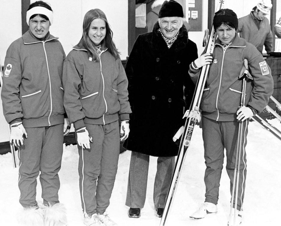 Shirley Firth, Sharon Firth et Helen Sonder se tiennent côtes à côtes et sourient à la caméra dans leurs combines de ski lors des Jeux olympiques d'hiver de 1972 à Sapporo.