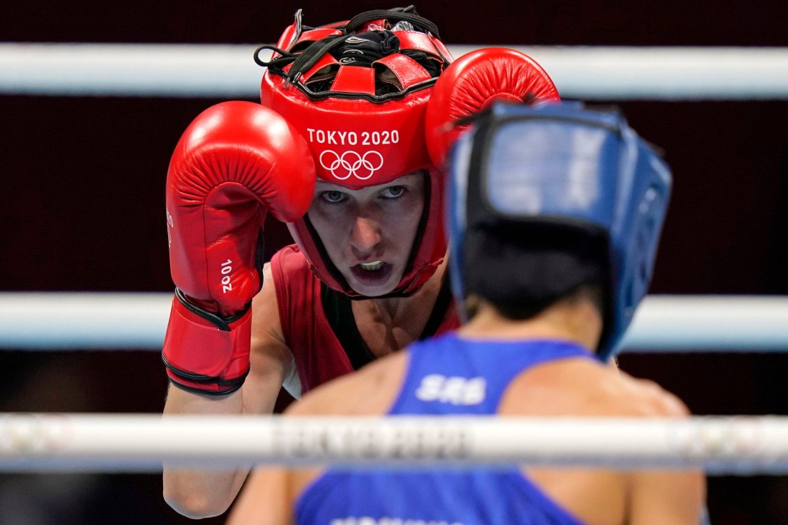 Mandy Bujold regarde son adversaire avec les poings levés aux côtés de sa tête, prête à échanger des coups lors du match de boze poids mouche de 51 kg èa Beijing 2022