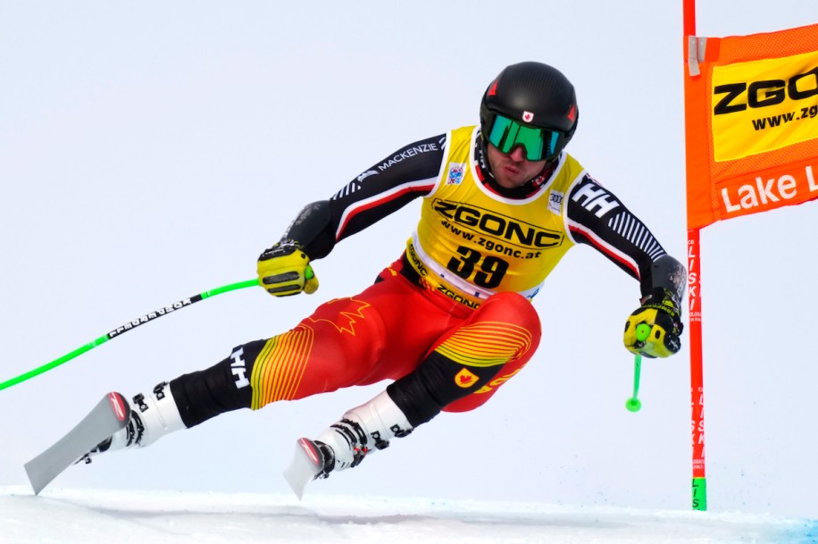 Cameron Alexander descendant une piste de ski.