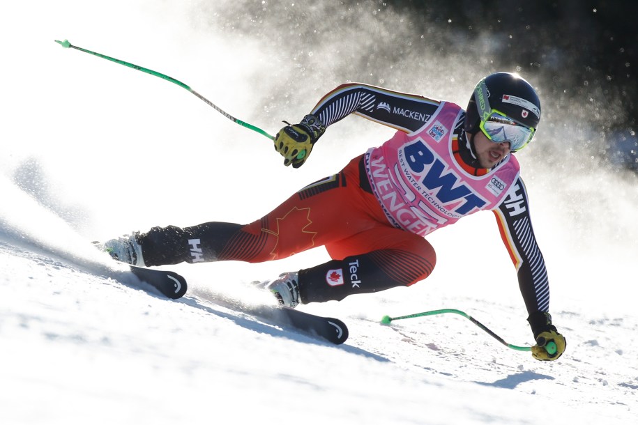 Le skieur alpin James Crawford prend un virage lors d'un Super-G de Coupe du monde