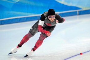Laurent Dubreuil en action pendant une course de patinage de vitesse