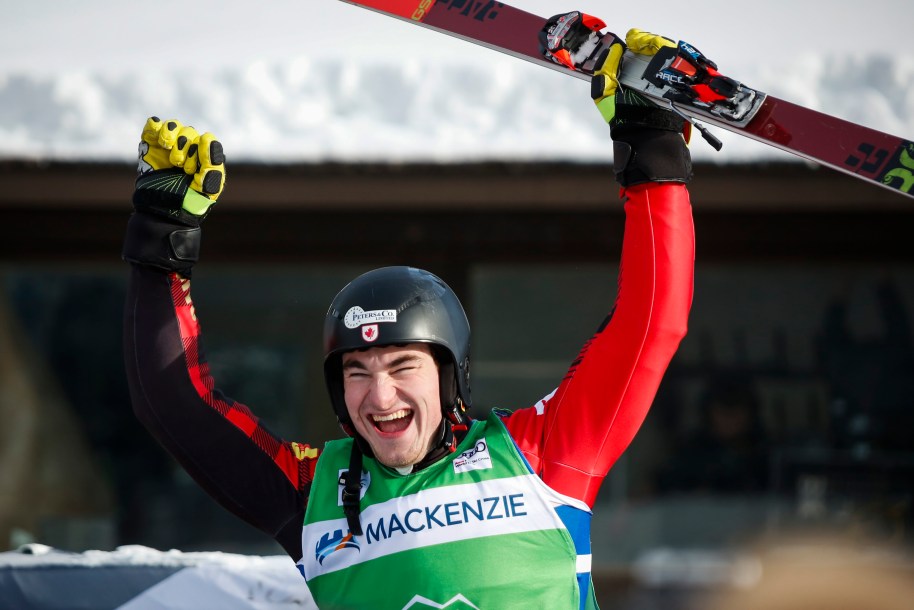 Reece Howden célèbre une victoire en ski cros