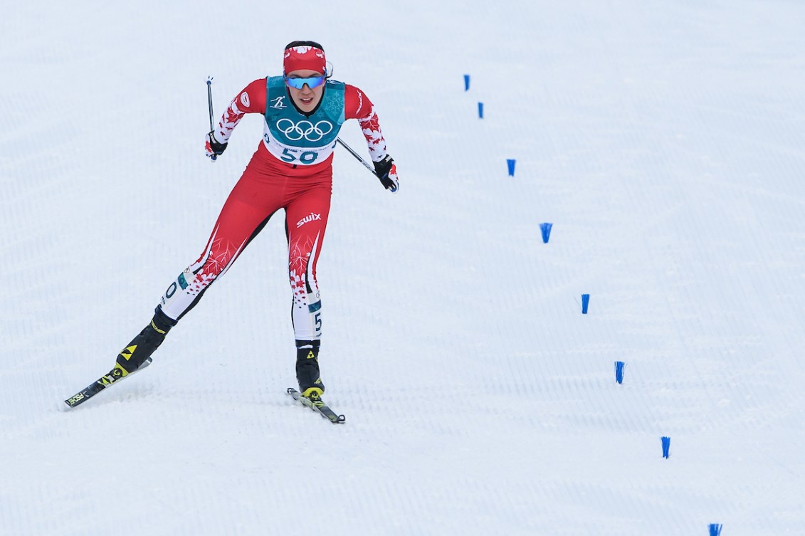Emily Nishikawa s'élance avec force, face à la caméra, sur les pistes de ski de fond lors de l'épreuve féminine du 7,5 kilomètres de PyeongChang 2018.