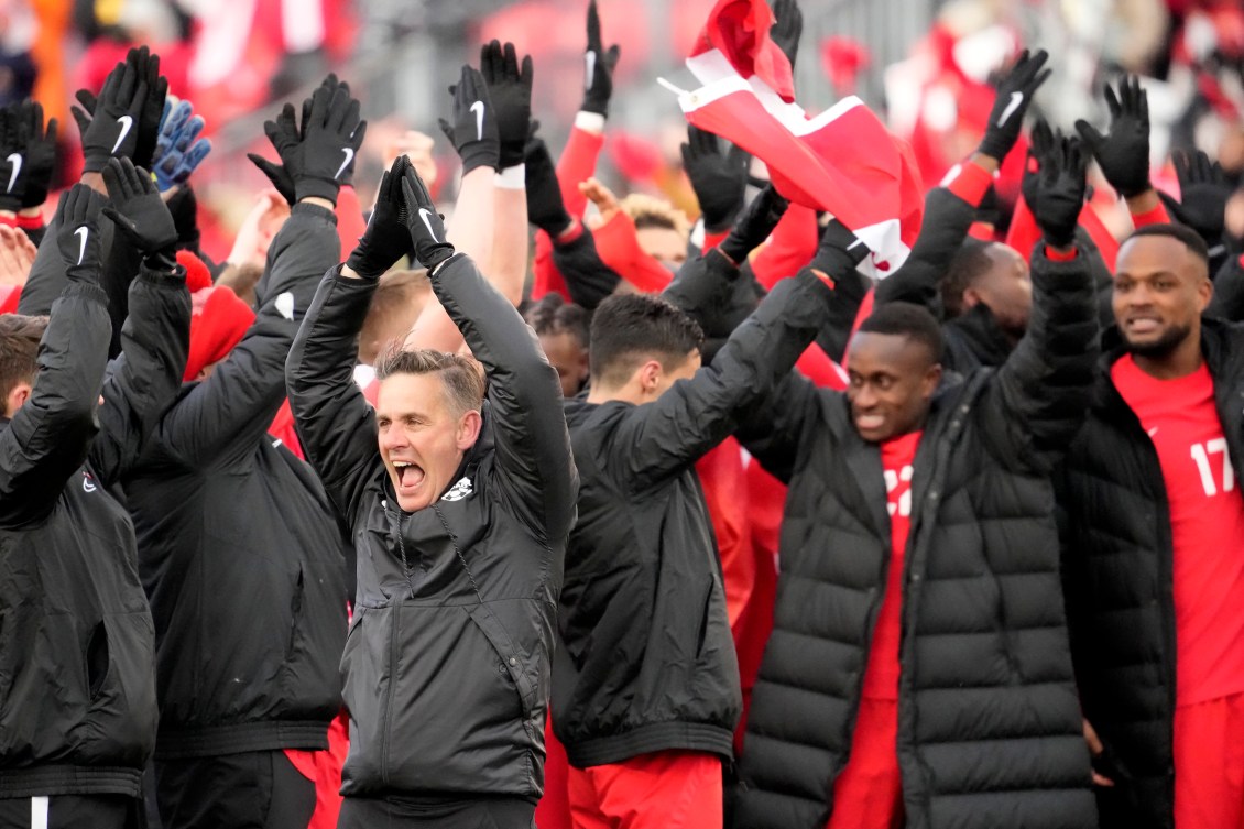 L'équipe de soccer masculin célèbre.